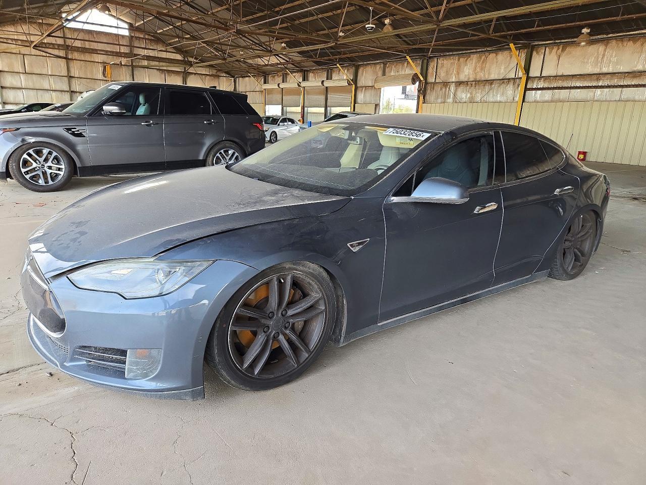 Вид 2013 TESLA MODEL S, угол 1