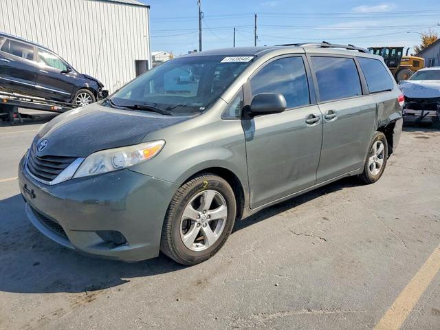 2013 TOYOTA SIENNA LE  