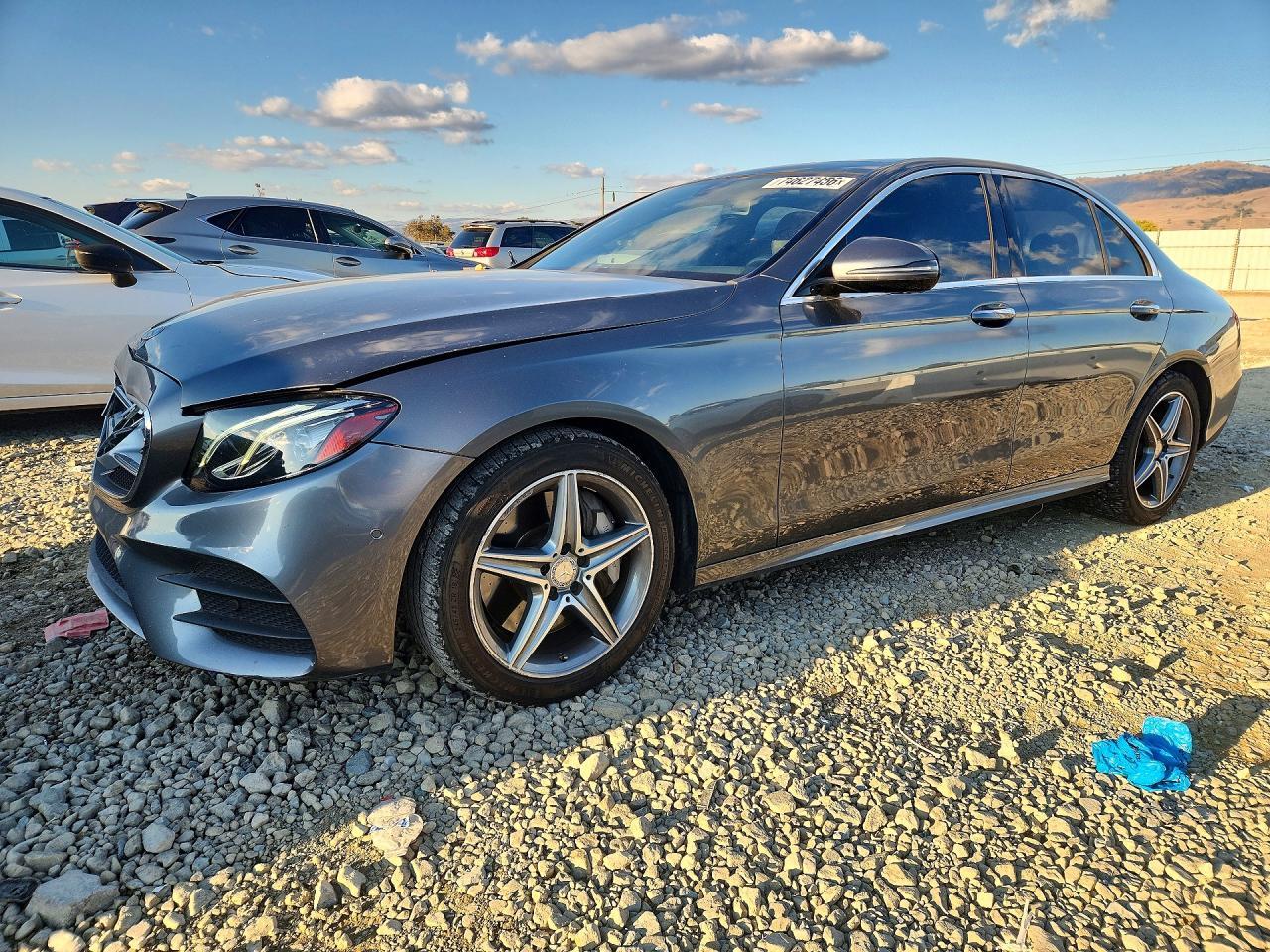Vista de 2017 Mercedes-Benz E CLASS 300, ángulo 1
