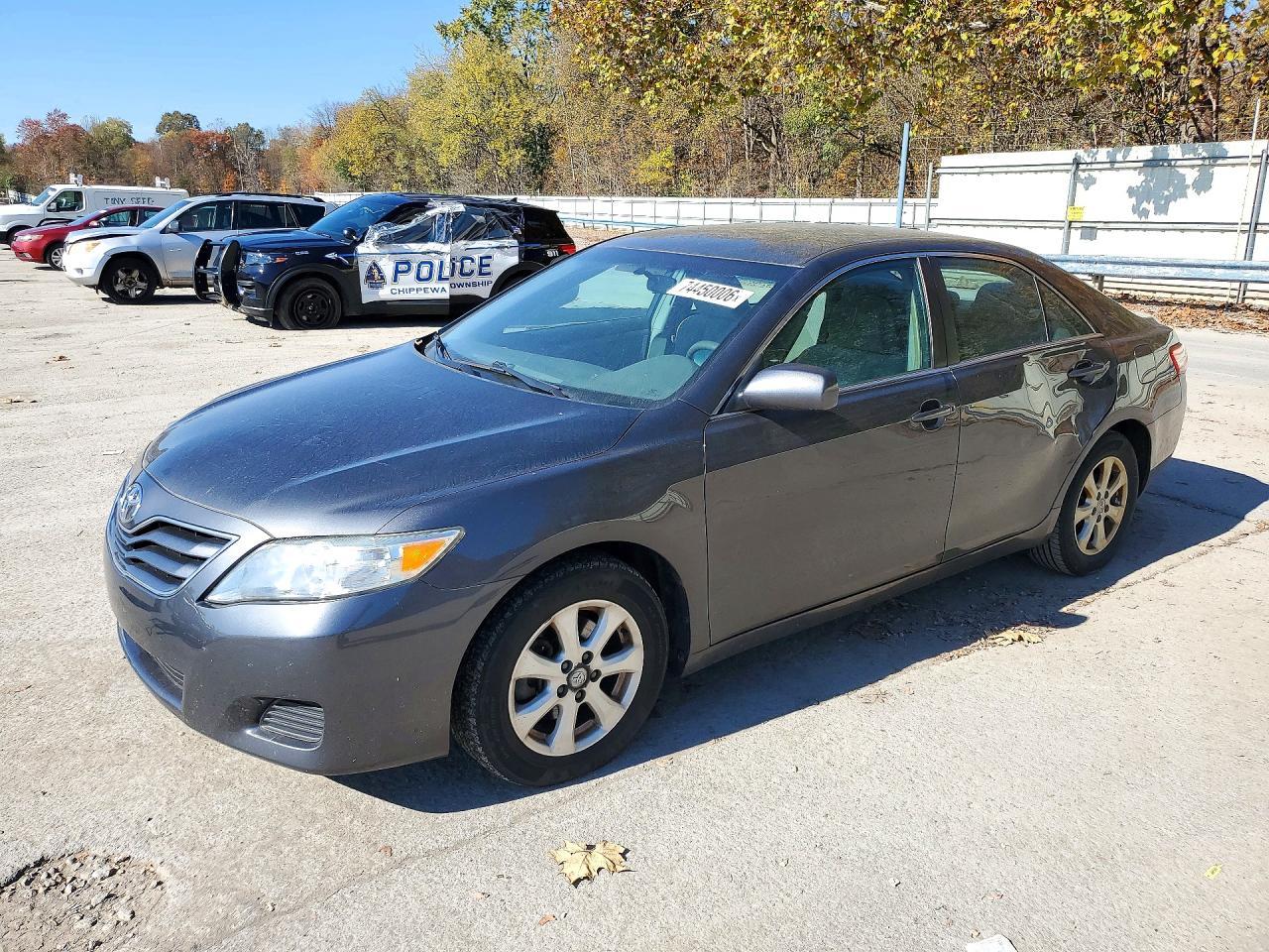 Vue de 2011 TOYOTA CAMRY LE, angle 1