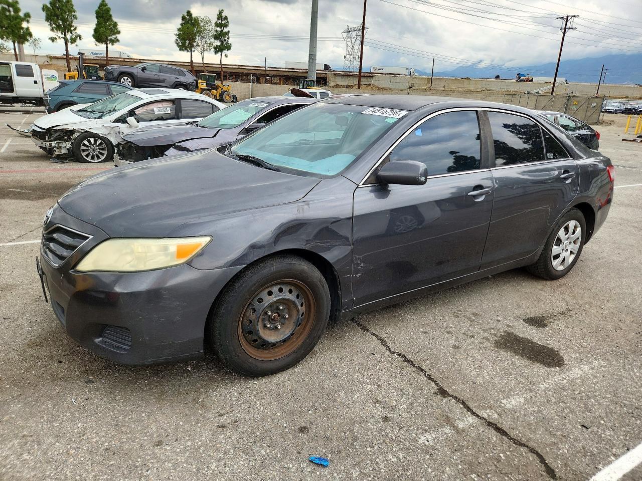 Vista de 2011 TOYOTA CAMRY LE, ángulo 1