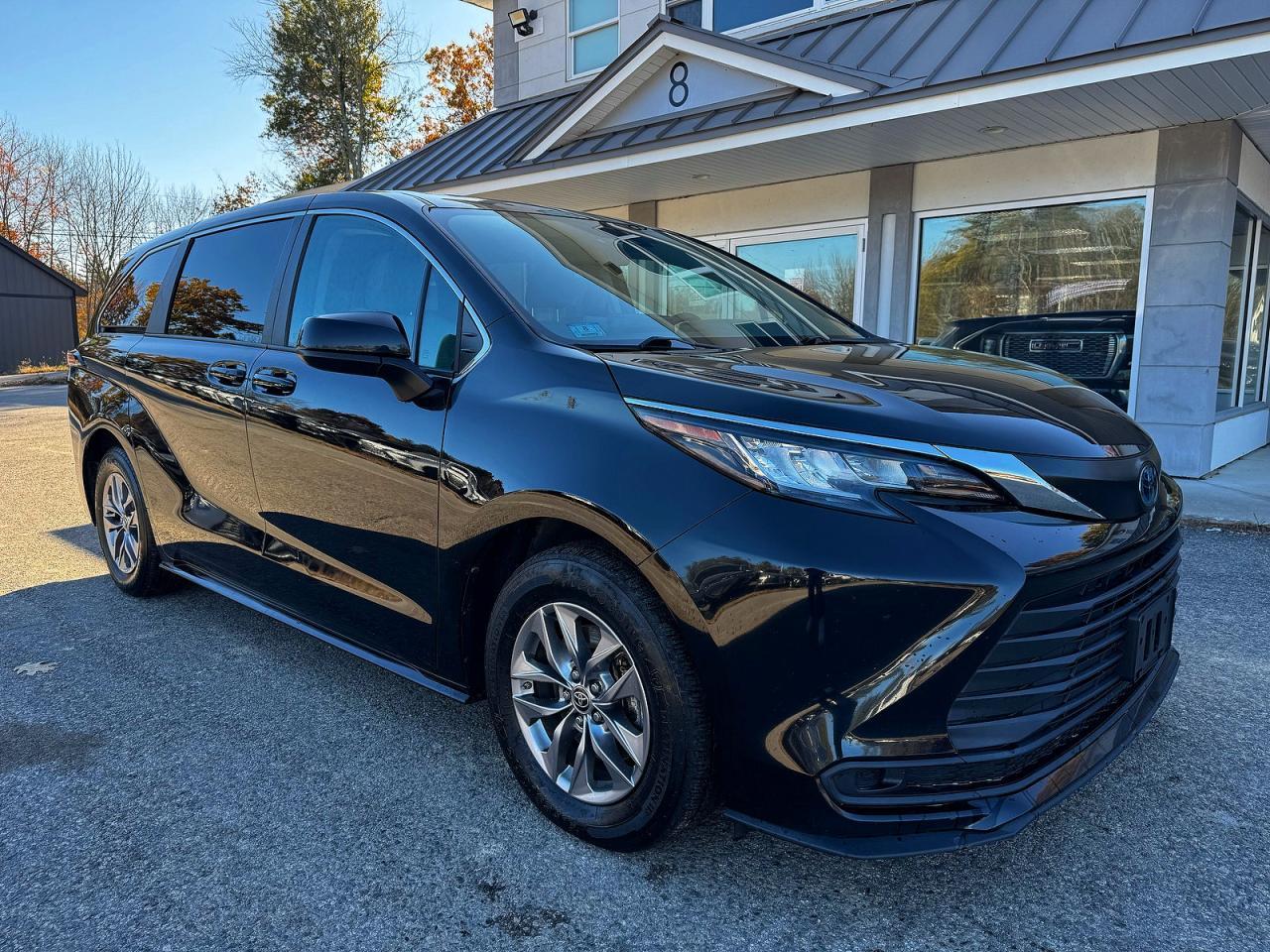 Vue de 2023 TOYOTA SIENNA LE, angle 1