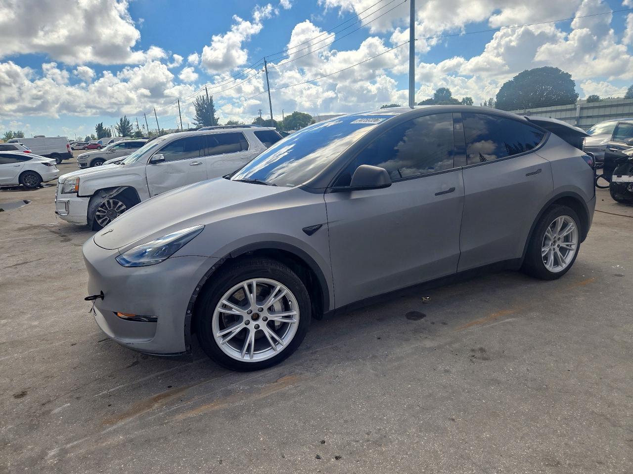 Vista de 2024 TESLA MODEL Y, ángulo 1