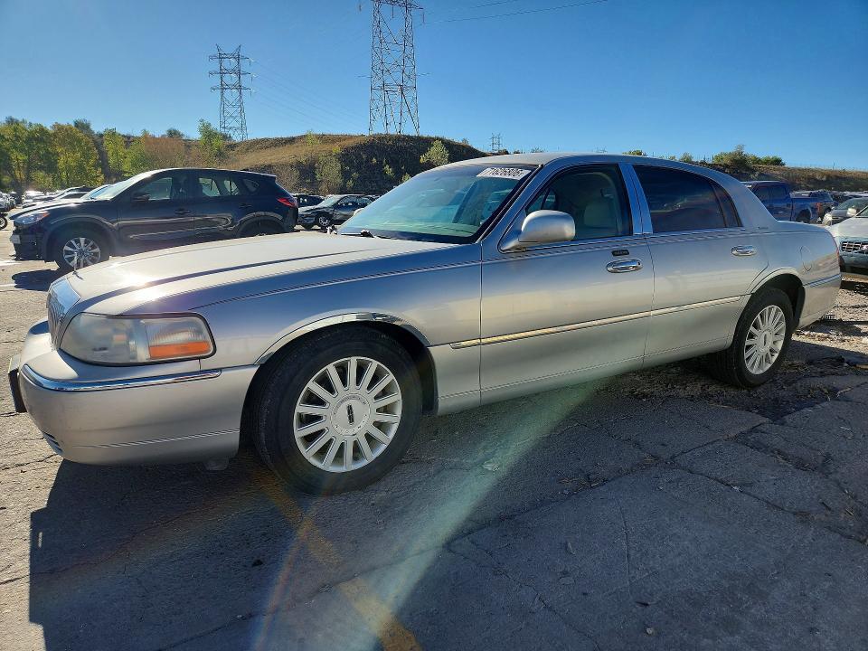 2005 LINCOLN TOWN CAR SIGNATURE  