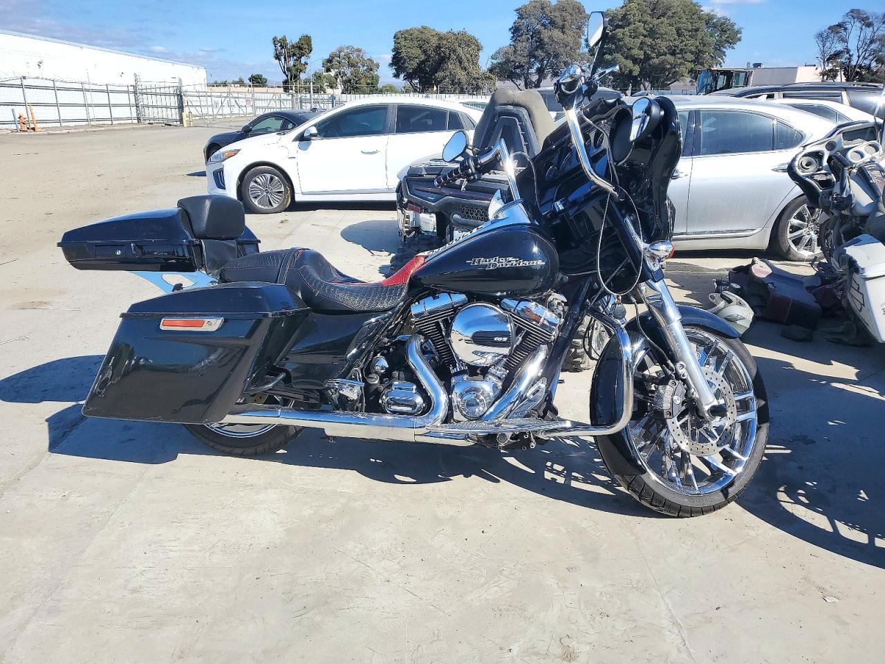 منظر 2015 HARLEY-DAVIDSON FLHXS STREET GLIDE SPECIAL، زاوية 1