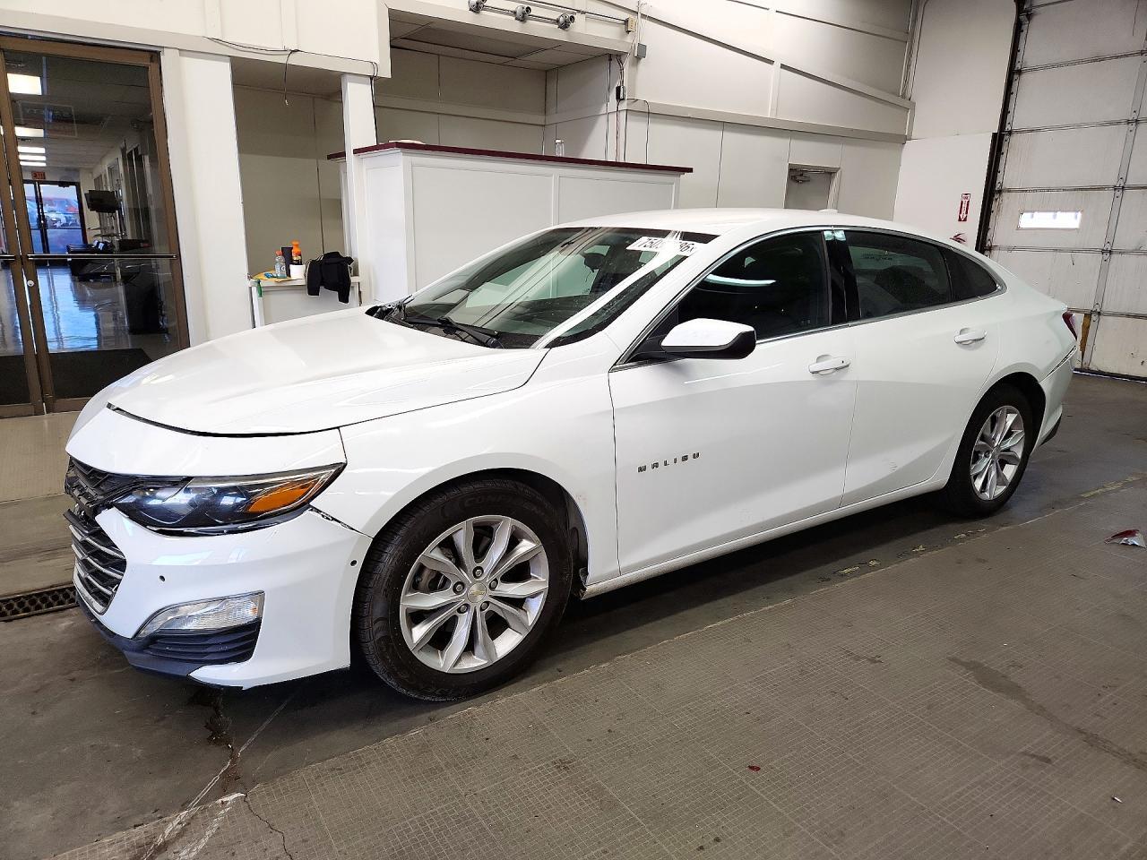 Vue de 2020 CHEVROLET MALIBU LT, angle 1