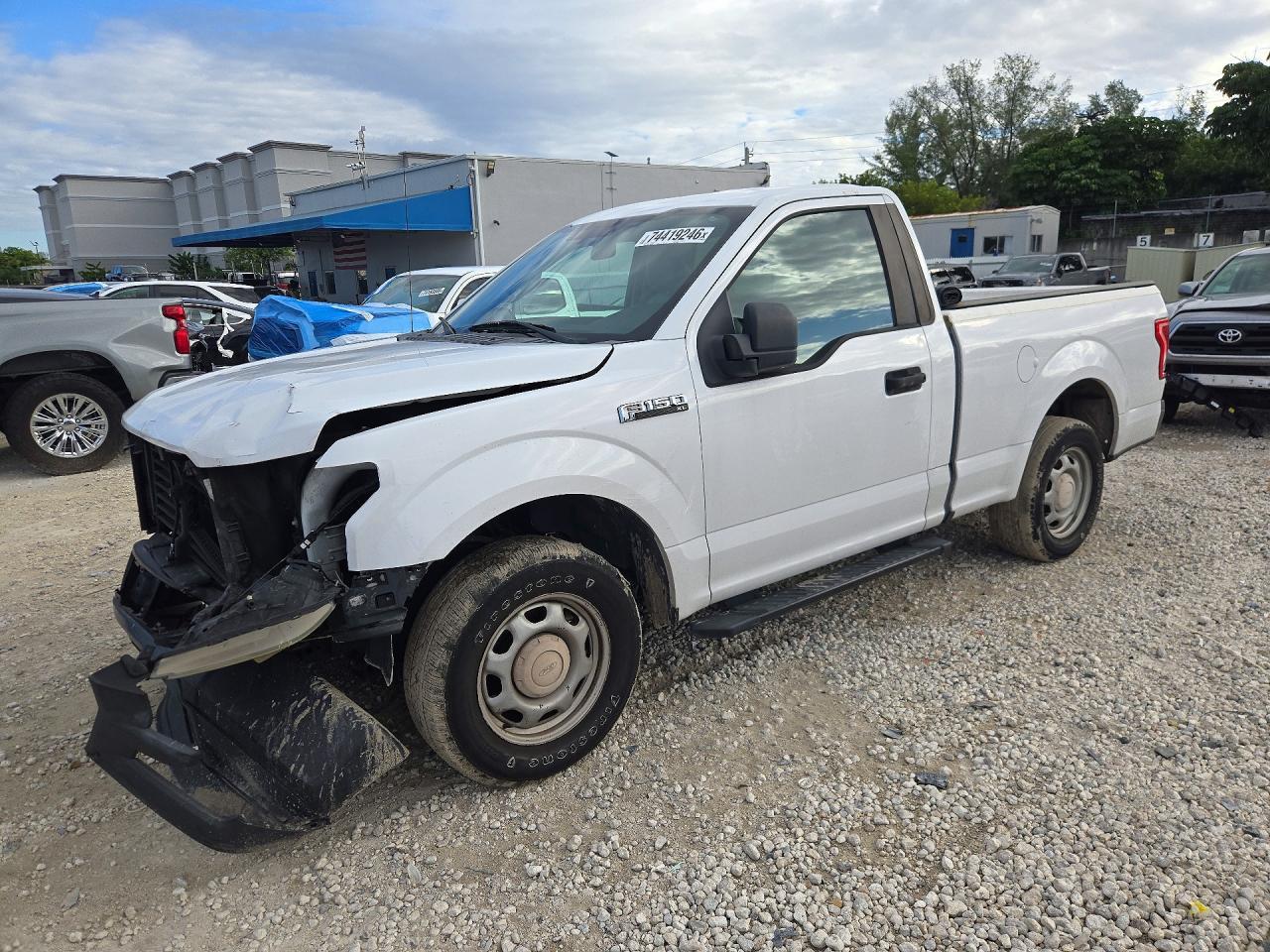 منظر 2016 FORD F150، زاوية 1