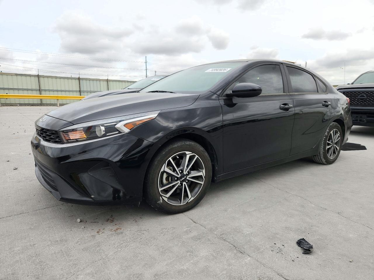 Vue de 2022 KIA FORTE LXS, angle 1
