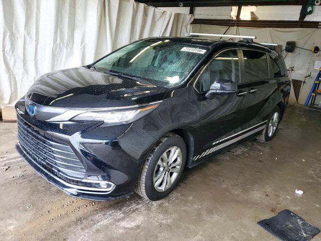 2022 TOYOTA SIENNA XLE  