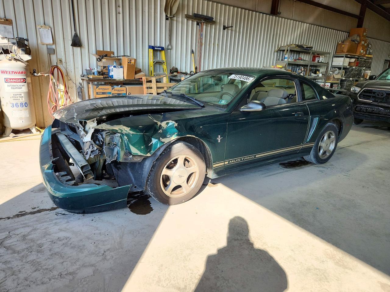 منظر 2001 FORD MUSTANG، زاوية 1