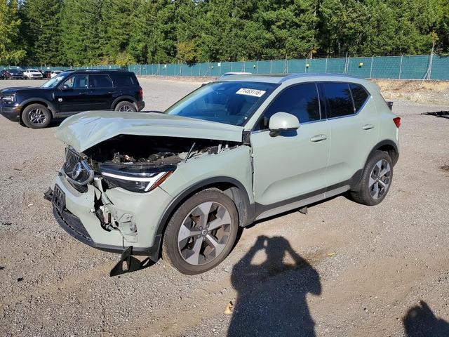 2023 VOLVO XC40