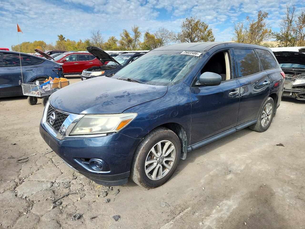 Vue de 2013 NISSAN PATHFINDER S, angle 1