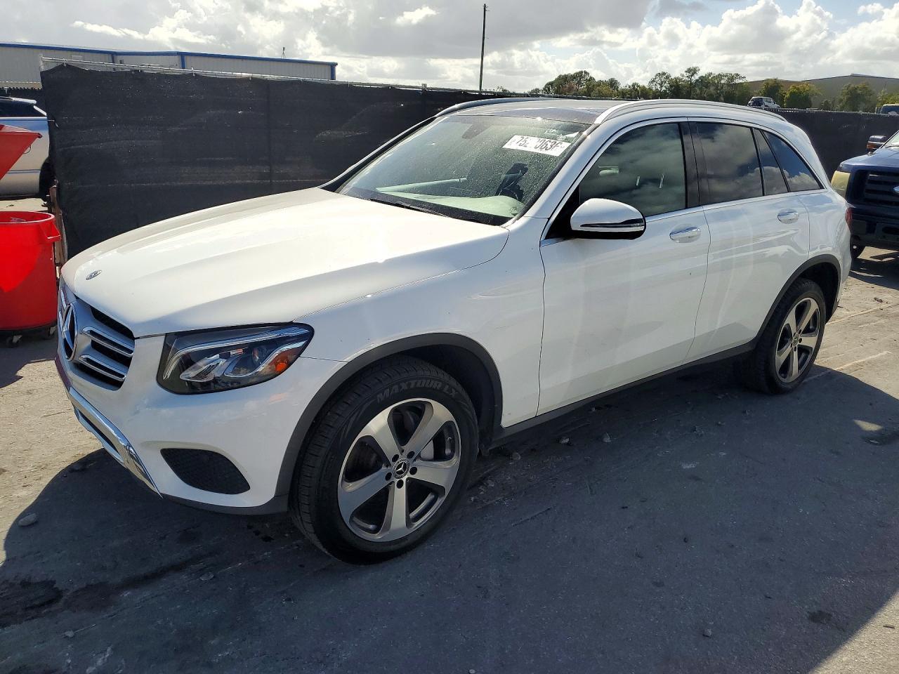 Vista de 2019 MERCEDES-BENZ GLC 300, ángulo 1