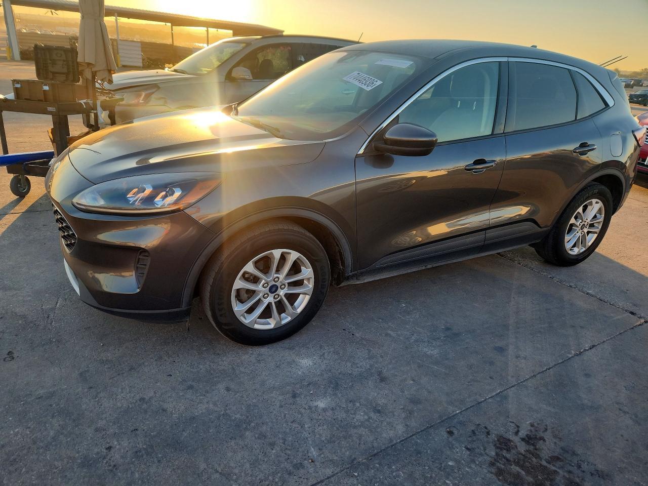 Вид 2020 FORD ESCAPE SE, угол 1