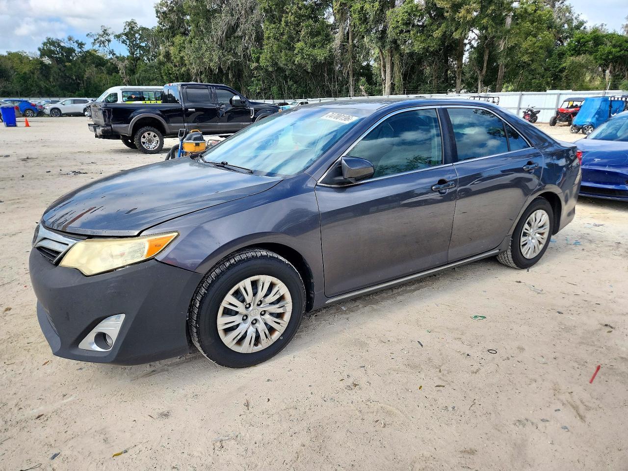 Vedere 2013 TOYOTA CAMRY LE, unghi 1