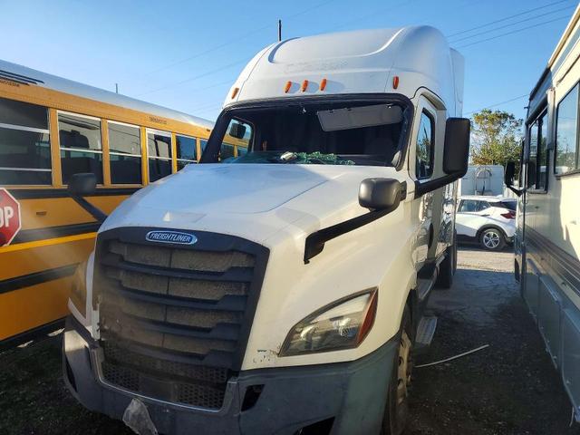 2018 FREIGHTLINER CASCADIA 126 SEMI TRUCK