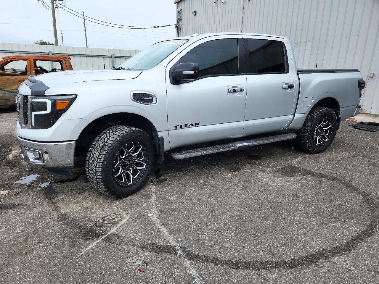 Vedere 2017 NISSAN TITAN SV, unghi 1