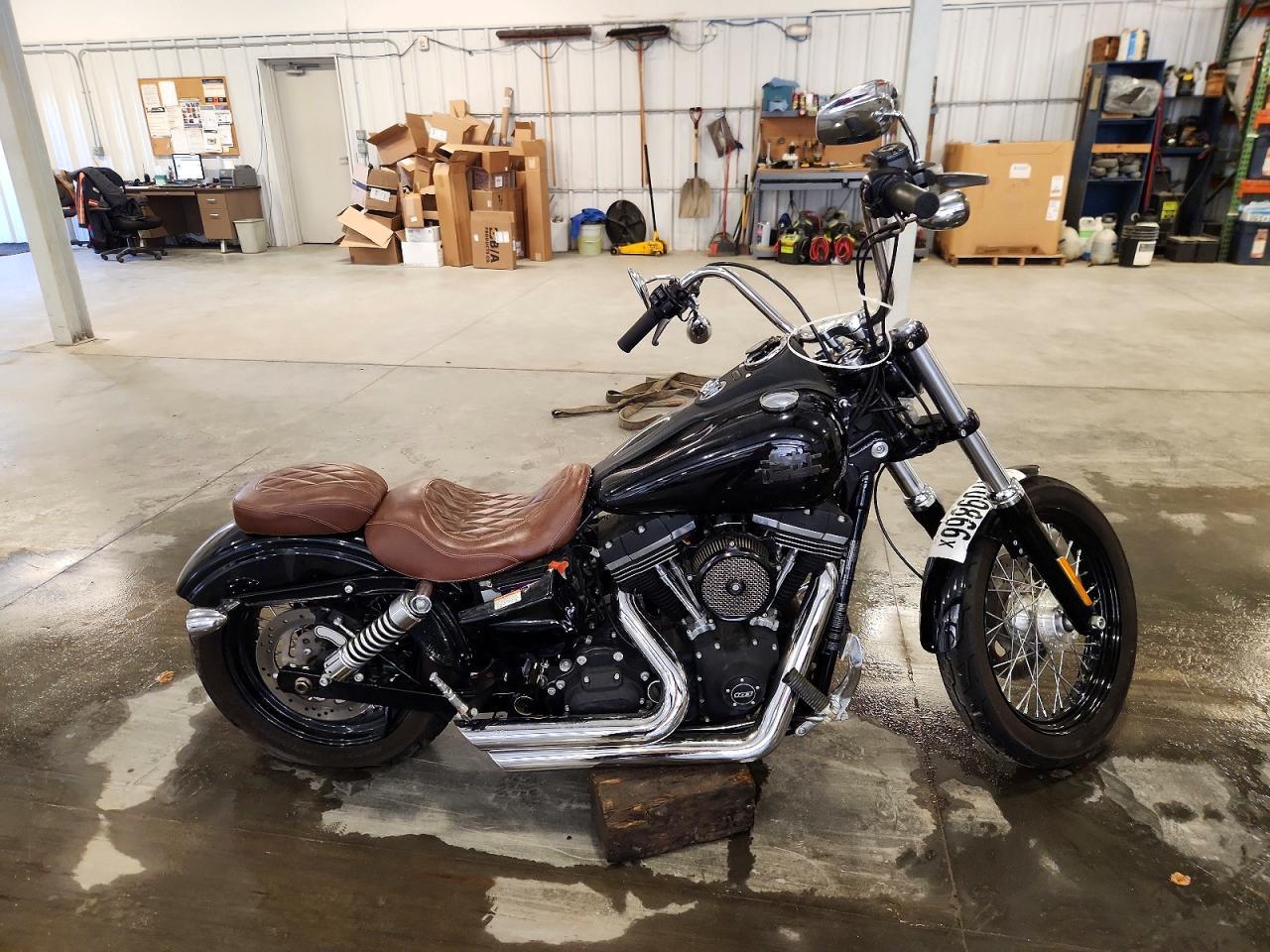 منظر 2015 HARLEY-DAVIDSON FXDB، زاوية 1