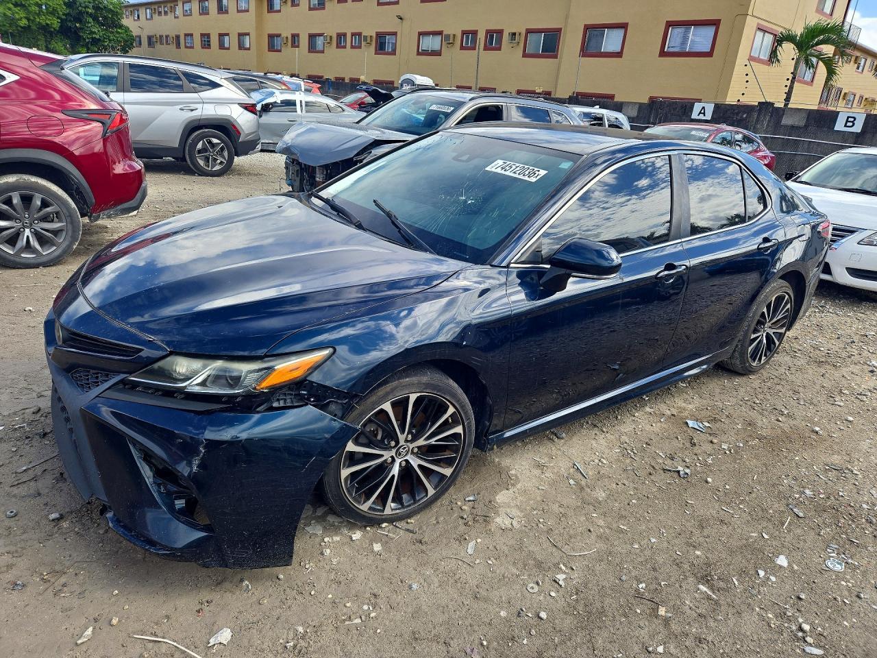 Вид 2018 TOYOTA CAMRY SE, угол 1