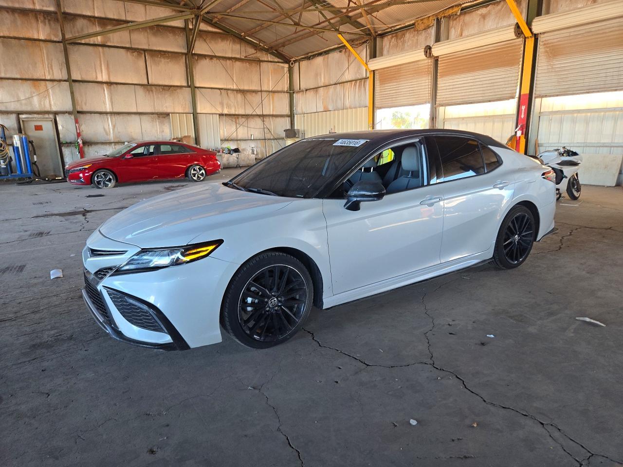 Вид 2021 TOYOTA CAMRY XSE, угол 1