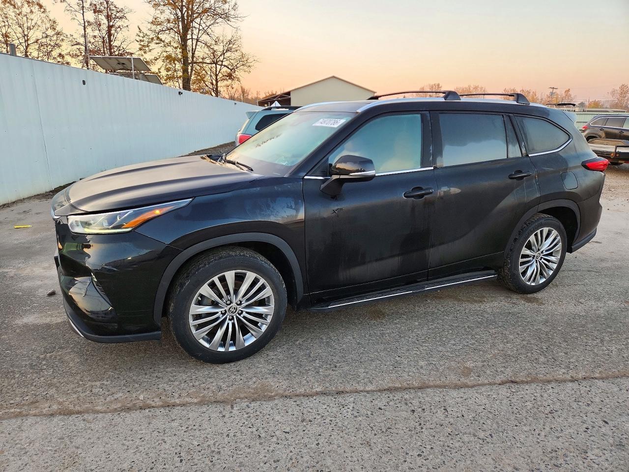 Vue de 2022 TOYOTA HIGHLANDER HYBRID PLATINUM, angle 1
