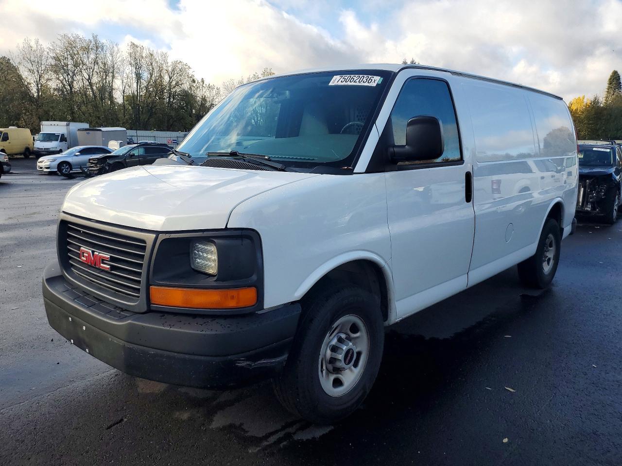 منظر 2014 GMC SAVANA، زاوية 1