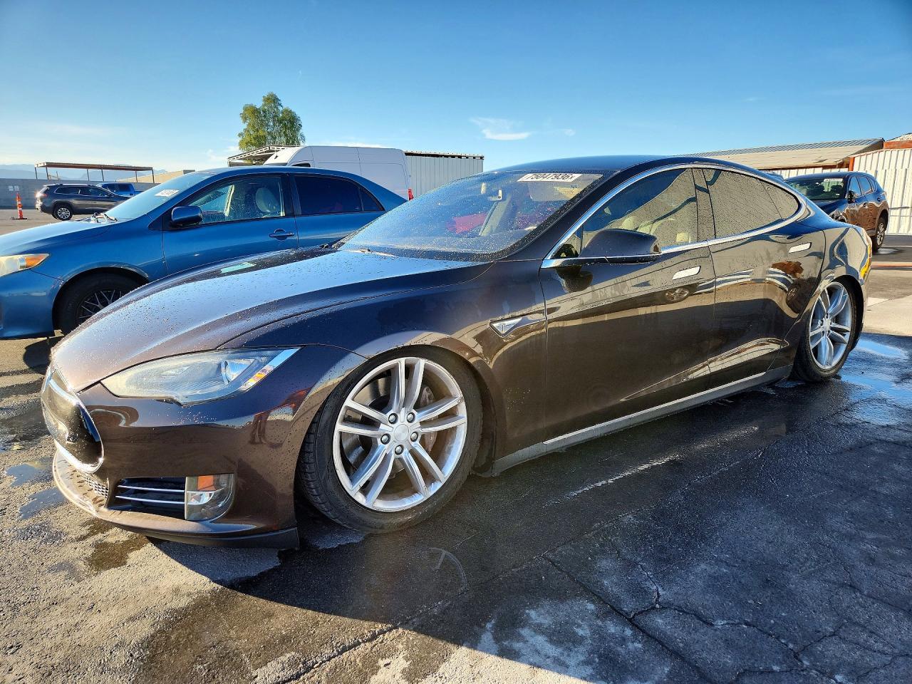 Vue de 2013 TESLA MODEL S, angle 1