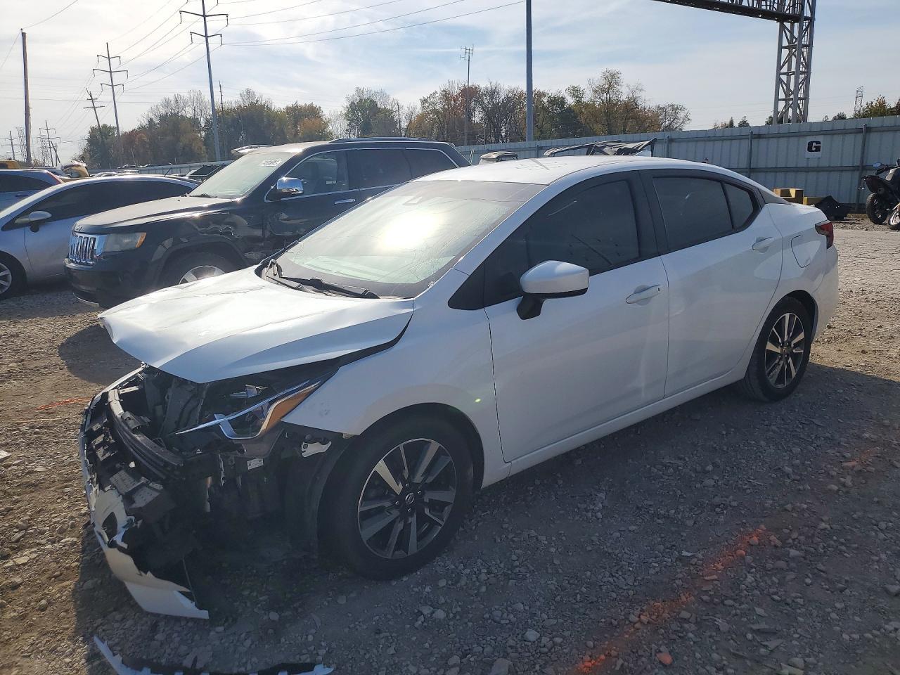Vue de 2022 NISSAN VERSA SV, angle 1