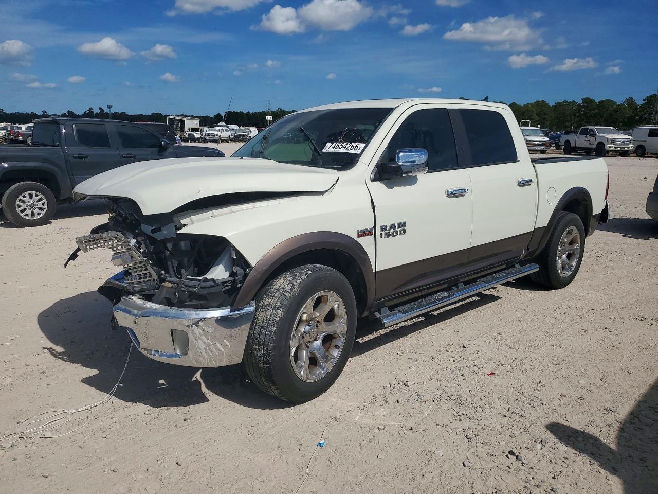 Вид 2018 RAM 1500 LARAMIE, угол 1