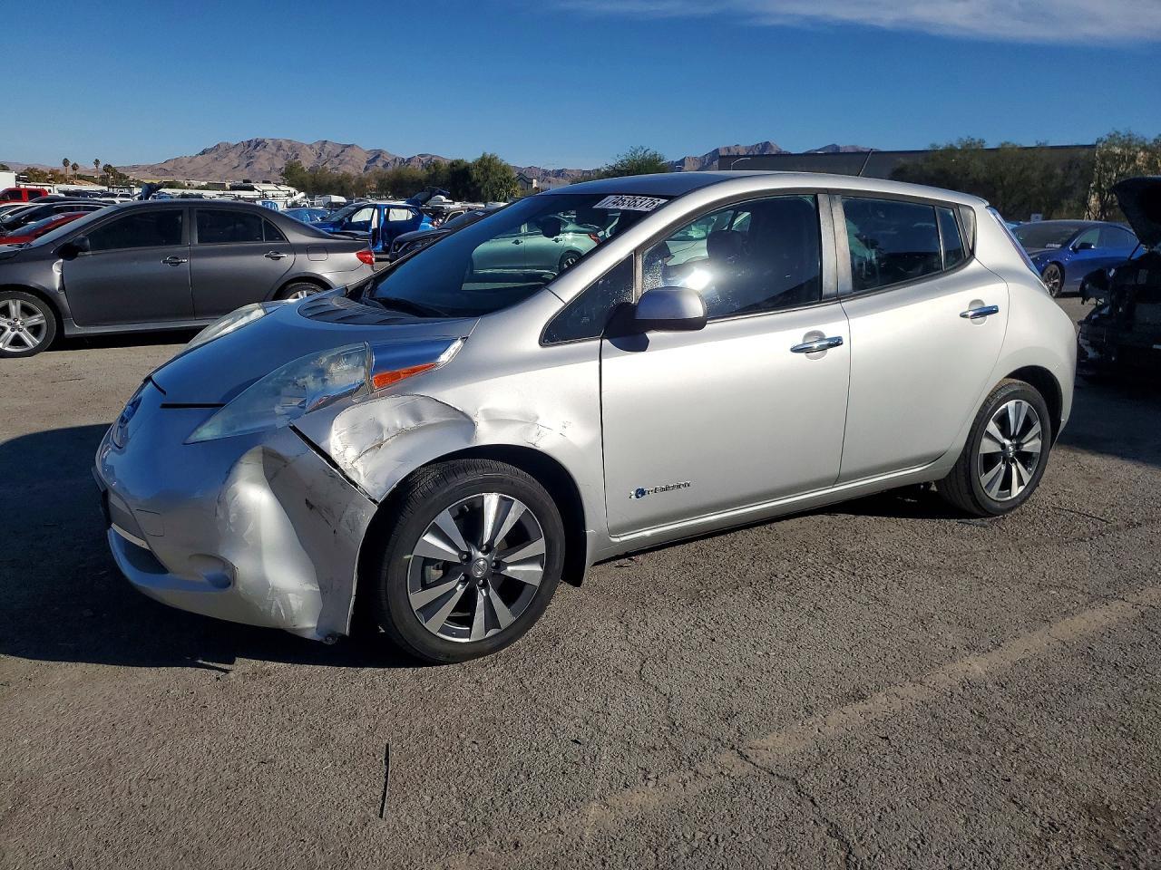 Vue de 2015 NISSAN LEAF SV, angle 1