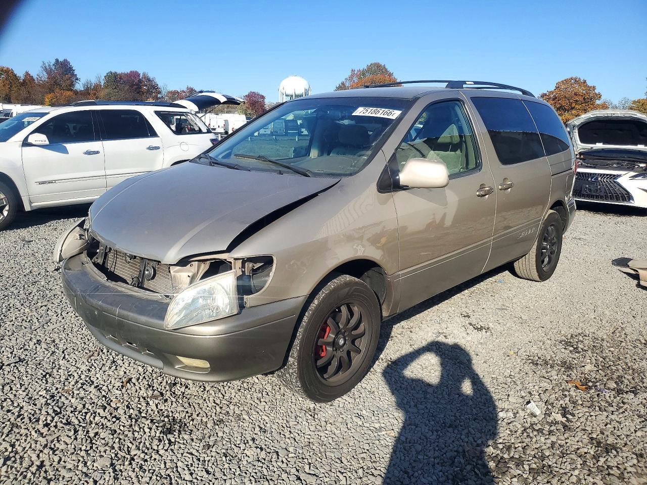 Vista de 2001 TOYOTA SIENNA XLE, ángulo 1