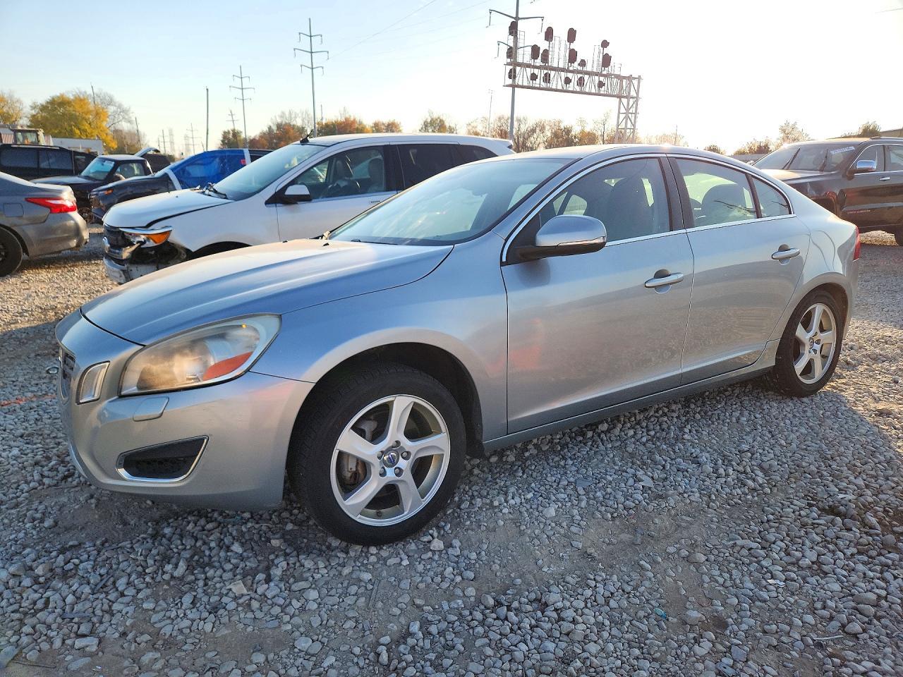 Vue de 2013 VOLVO S60 T5, angle 1