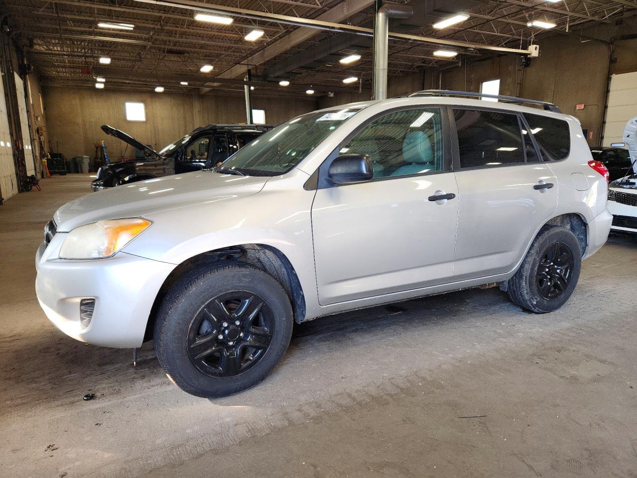 Vista de 2011 TOYOTA RAV4 BASE, ángulo 1