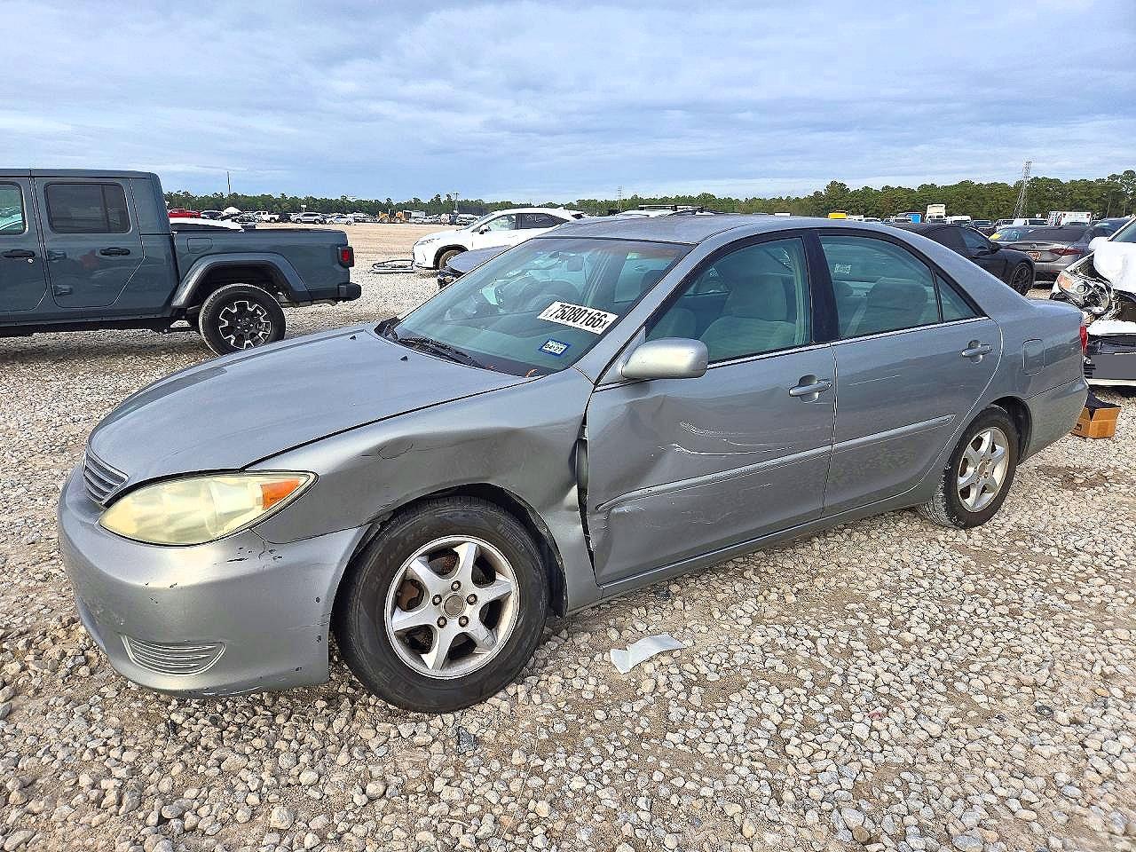 Вид 2005 TOYOTA CAMRY LE, угол 1