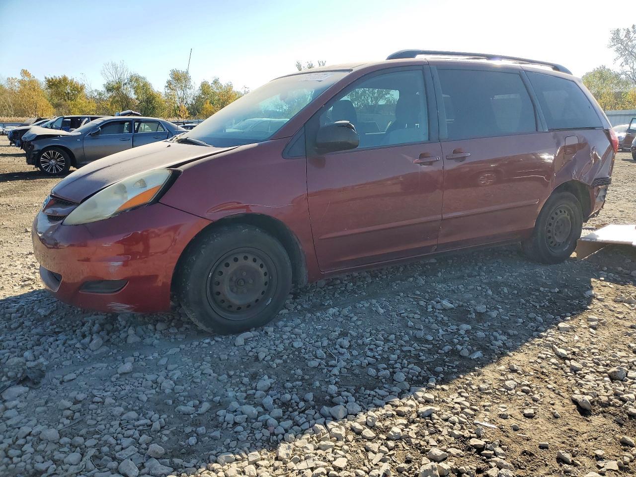 Vue de 2010 TOYOTA SIENNA LE 8-PASSENGER, angle 1