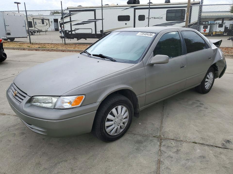 1998 TOYOTA CAMRY LE  