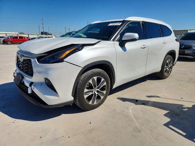 2022 TOYOTA HIGHLANDER XLE  