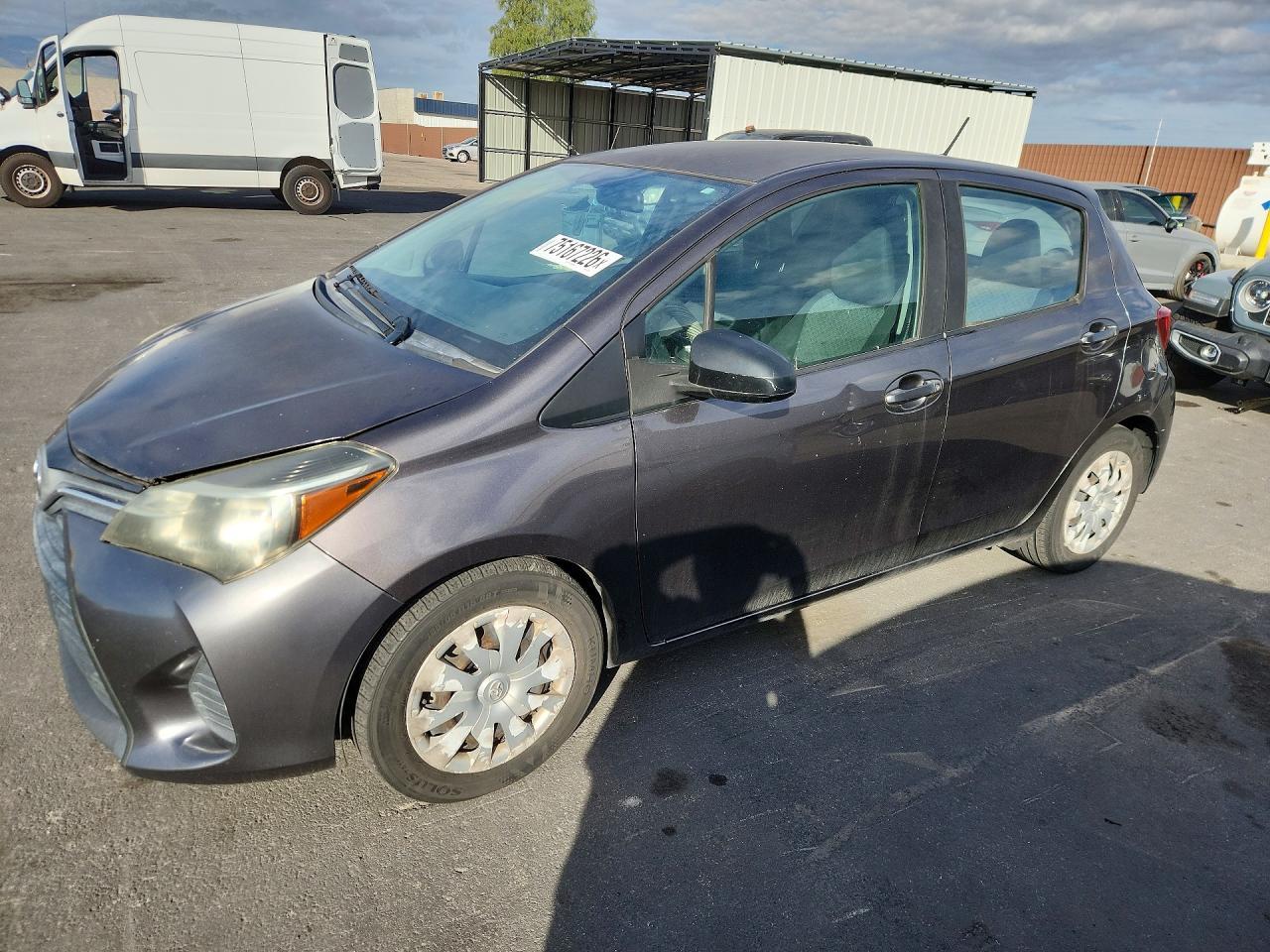 Vue de 2015 TOYOTA YARIS 5-DOOR L, angle 1