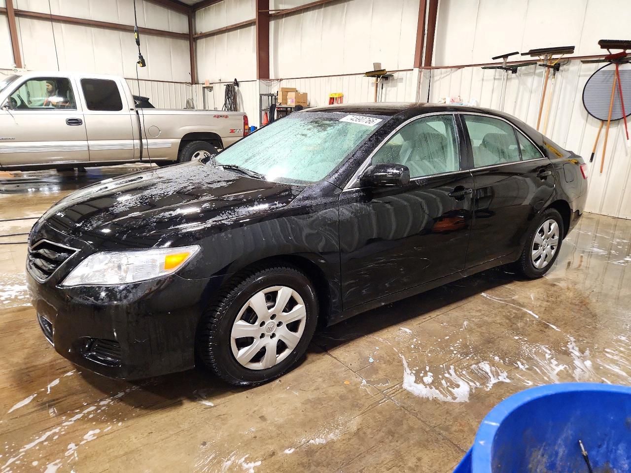Vue de 2011 TOYOTA CAMRY LE, angle 1