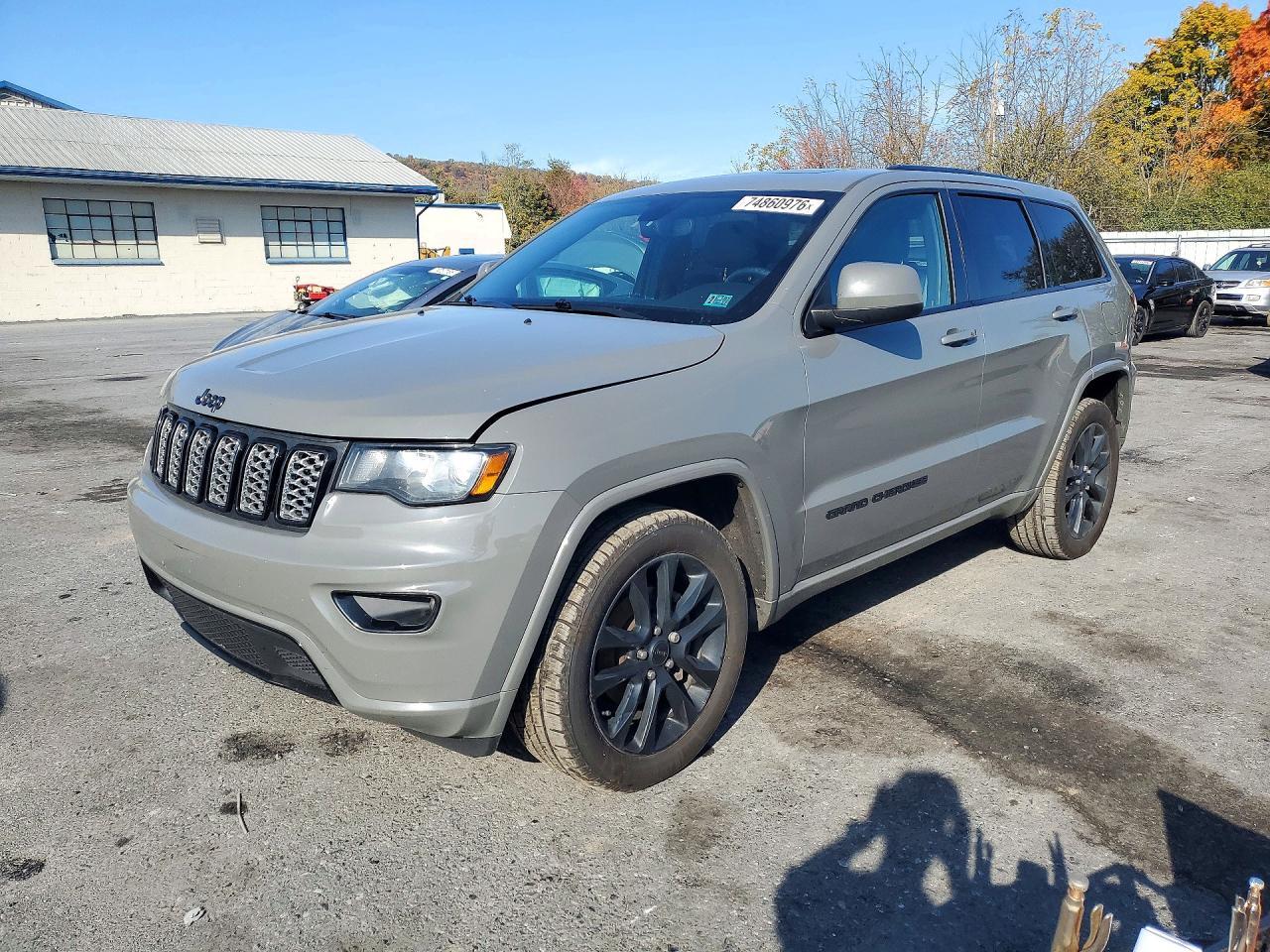 Vue de 2020 JEEP GRAND CHEROKEE LAREDO, angle 1