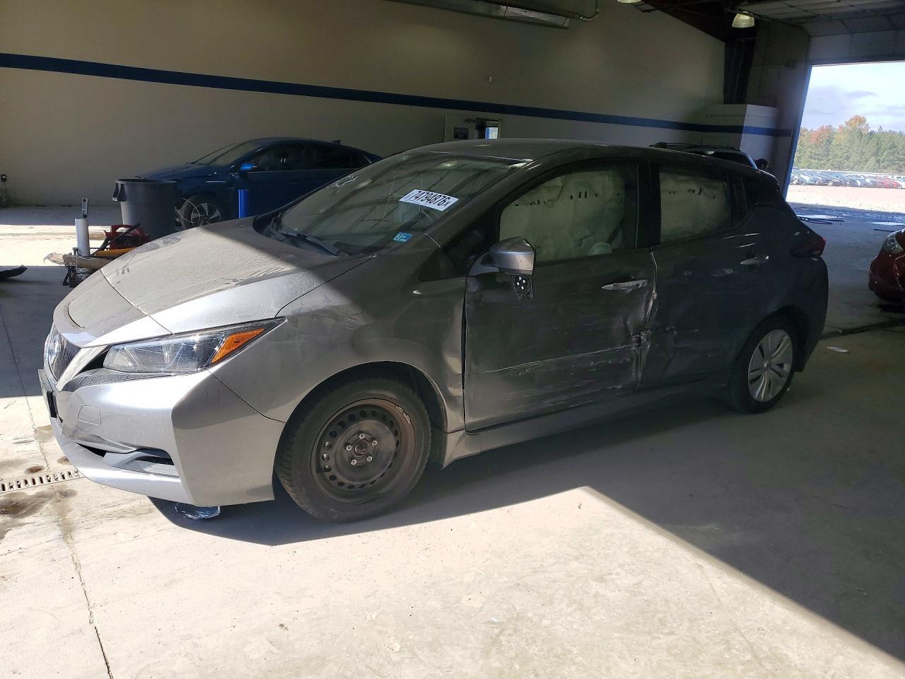 Вид 2022 NISSAN LEAF S, угол 1