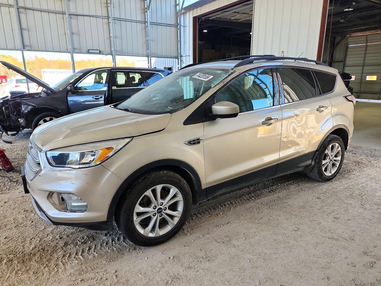 Vista de 2018 FORD ESCAPE SE, ángulo 1