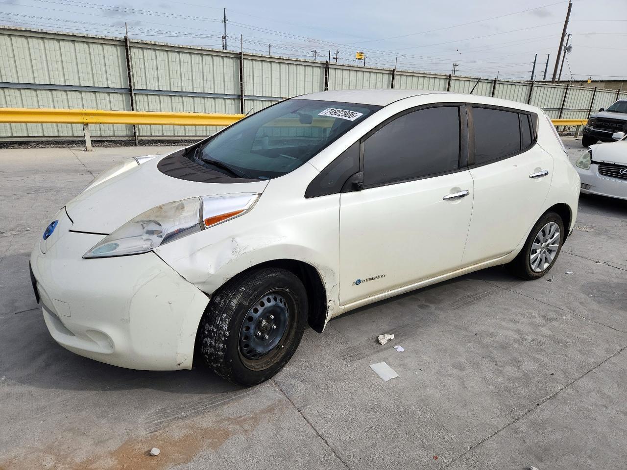 2015 NISSAN LEAF S view, angle 1