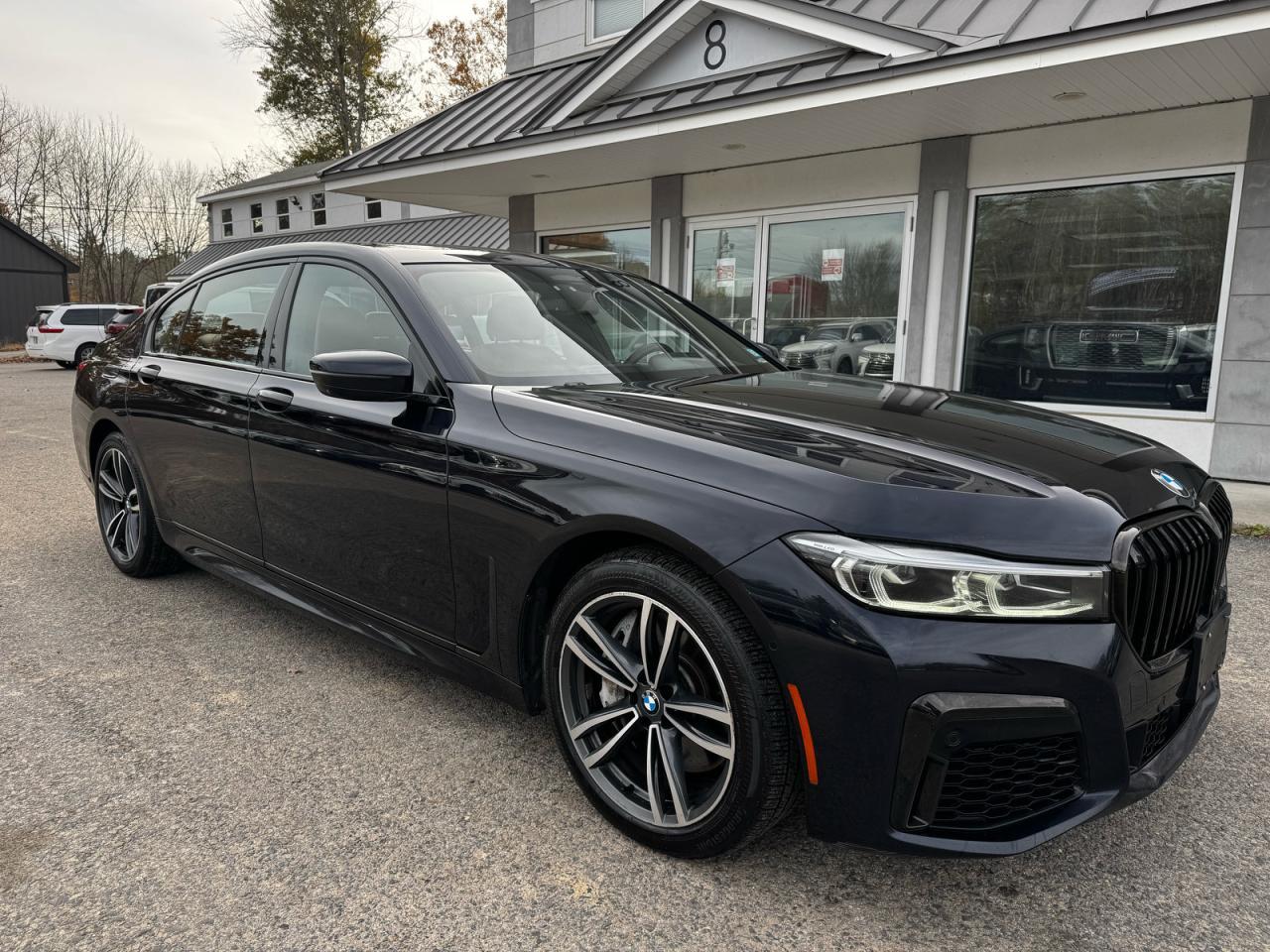 Vue de 2021 BMW 750 XI, angle 1