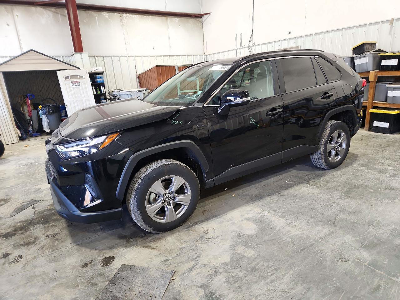Вид 2025 TOYOTA RAV4 XLE, угол 1
