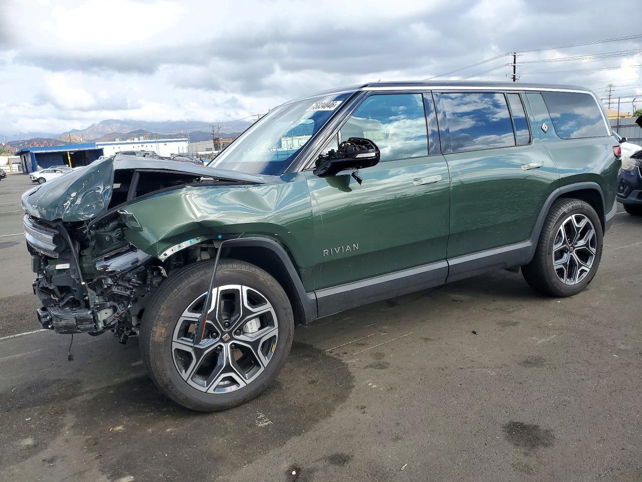 Vista de 2025 RIVIAN R1S ADVENTURE, ángulo 1
