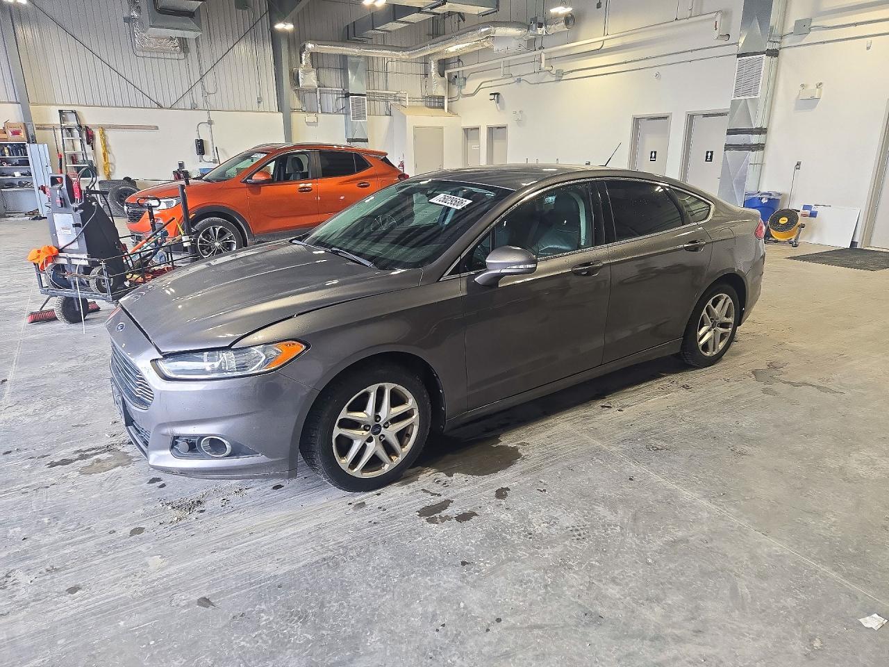 منظر 2013 FORD FUSION SE، زاوية 1