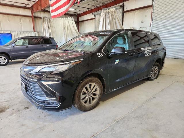 2022 TOYOTA SIENNA LE  