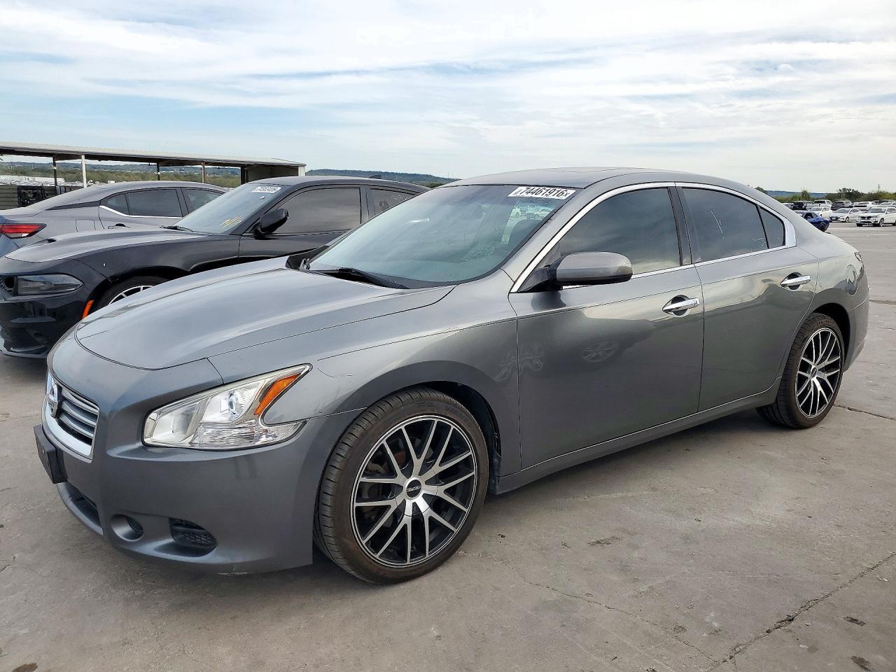 Vue de 2014 NISSAN MAXIMA 3.5 S, angle 1