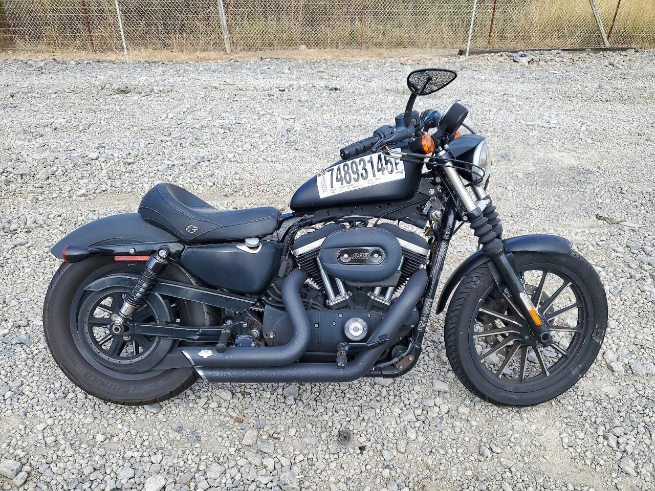 Vue de 2014 HARLEY-DAVIDSON XL883 IRON 883, angle 1